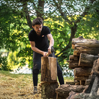 Holz hacken, spalten